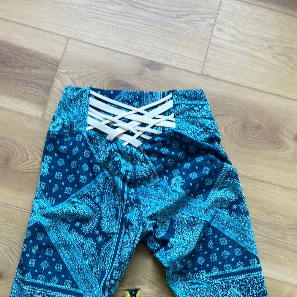 Fabletics patterned workout pants - Picture 11 of 16
